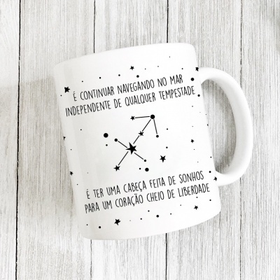 Caneca branca com texto inspirador em português e ilustração de constelação