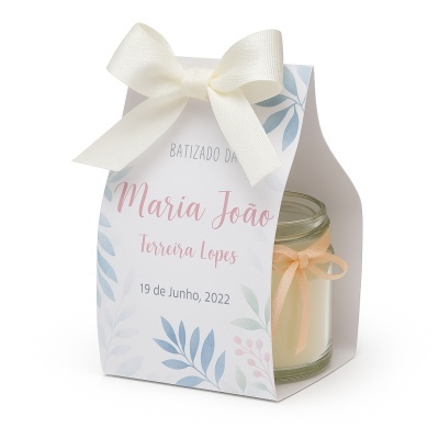 Vela perfumada em vidro com embalagem decorada para batizado.