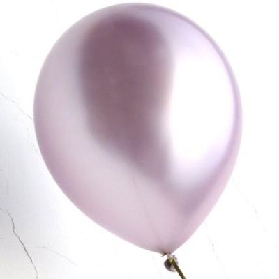 Balão cor-de-rosa metálico em fundo branco