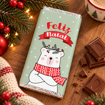 Barra de chocolate com embalagem natalícia e desenho de urso com cachecol vermelho
