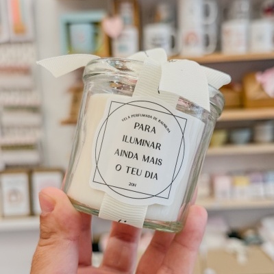 Vela perfumada de banho num frasco de vidro com etiqueta e fita branca
