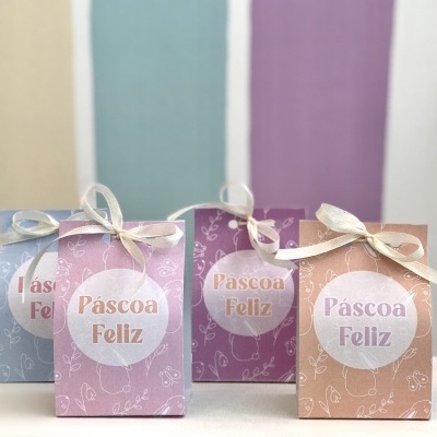 Sacolas de papel coloridas com laço e rótulo 'Páscoa Feliz'