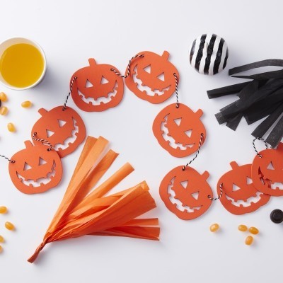 Guirlanda de Halloween com abóboras de papel laranja e franjas decorativas