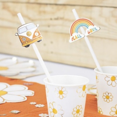 Copos de papel com padrão de margaridas e palhinhas decoradas com carrinha vintage e arco-íris PEACE & LOVE