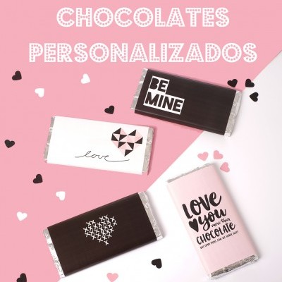 Quatro barras de chocolate personalizadas com mensagens e corações sobre fundo rosa e branco