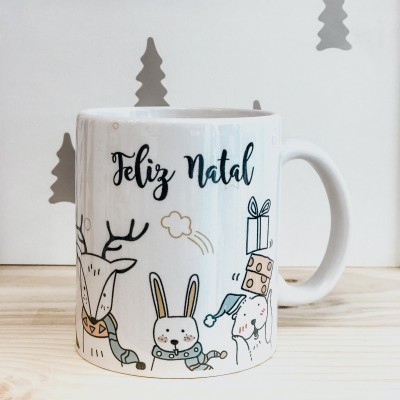 Caneca branca com desenhos natalícios e texto Feliz Natal