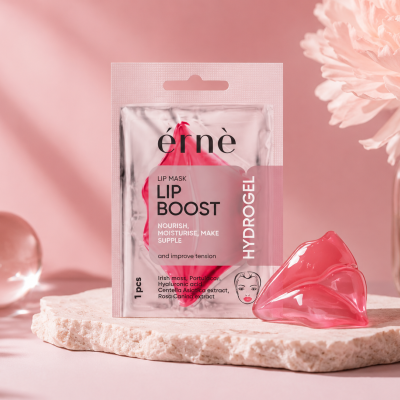 Máscara para lábios Lip Boost em embalagem prateada com lábios rosa em gel sobre base de pedra clara