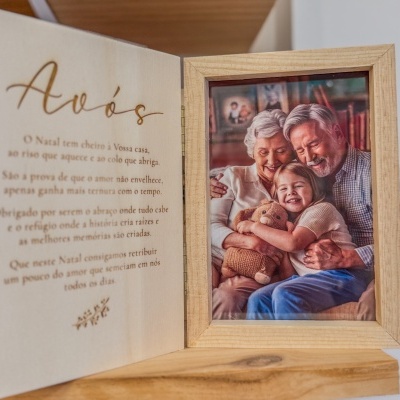 Quadro de madeira com imagem de avós e neta e texto em português