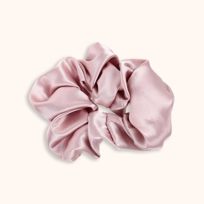 Scrunchie rosa acetinado com brilho