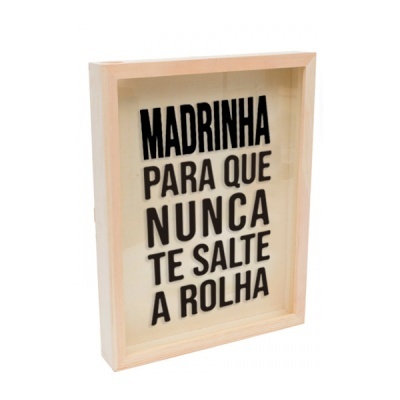 Caixa decorativa em madeira clara com texto em preto