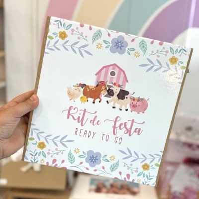 Embalagem de kit de festa com design de animais da quinta e flores coloridas