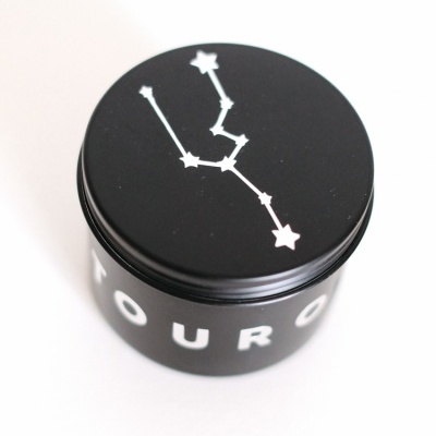 Frasco preto com tampa e texto TOURO