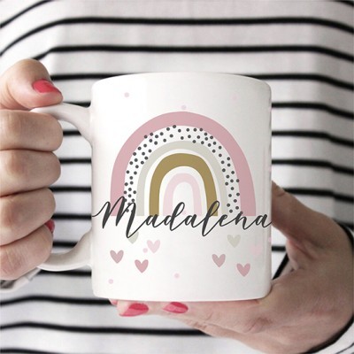 Caneca branca com arco-íris rosa e escrita Madalena