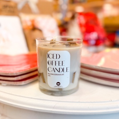 Vela em copo de vidro transparente com etiqueta branco com texto ICED COFFEE CANDLE