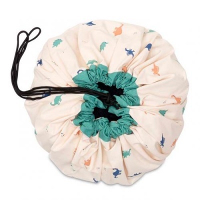 saco de tecido bege claro com padrão de dinossauros coloridos e fecho de cordão preto