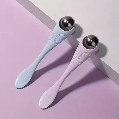Dois massageadores faciais com cabo em silicone azul claro e rosa claro e esfera metálica prateada