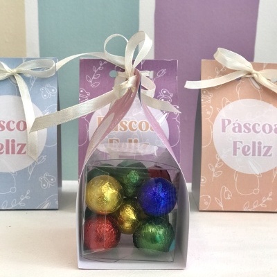 Caixa de bombons de chocolate coloridos com etiqueta Páscoa Feliz