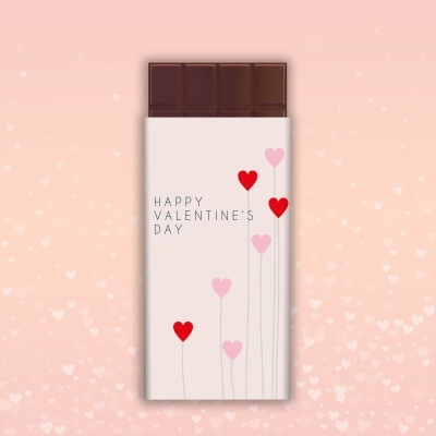 Tablet de chocolate com embalagem de dia dos namorados em fundo rosa com corações