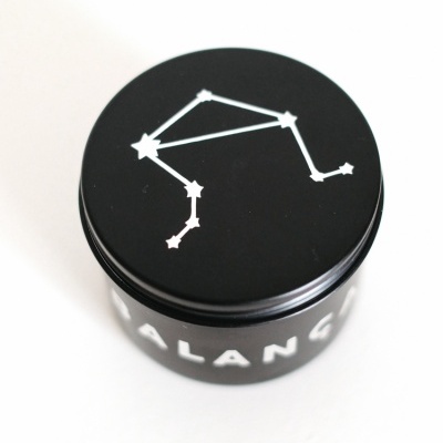 Frasco preto com tampa com desenho de constelação branca