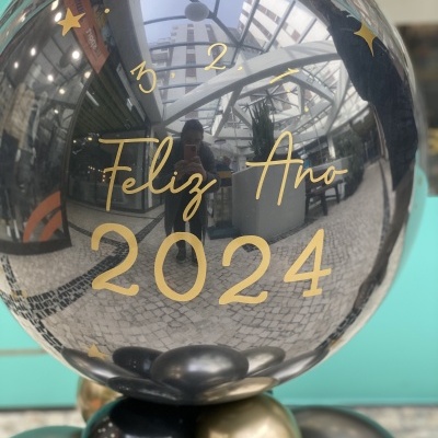 Balão decorativo prateado com texto Feliz Ano 2024
