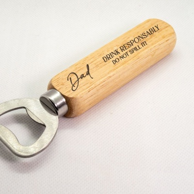 Abridor de garrafas com cabo de madeira clara e gravação