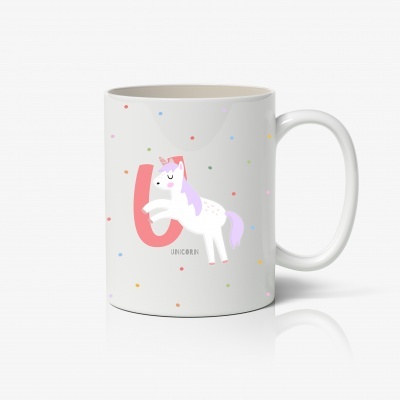 Caneca branca com desenho de unicórnio e letra U colorida