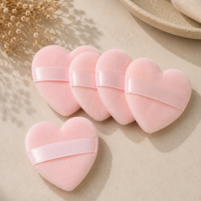 Esponjas de maquilhagem em forma de coração cor-de-rosa com faixa de cetim