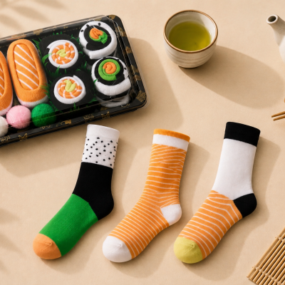 Meias coloridas com padrões de sushi em caixa plástica tipo sushi à mesa com chá e pauzinhos