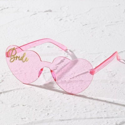Óculos de sol rosa em forma de coração com a palavra Bride em dourado
