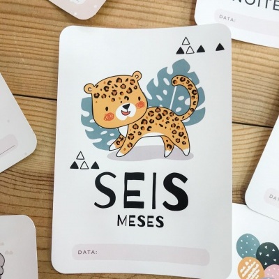 Cartão branco com leopardo e texto SEIS MESES para registo de data