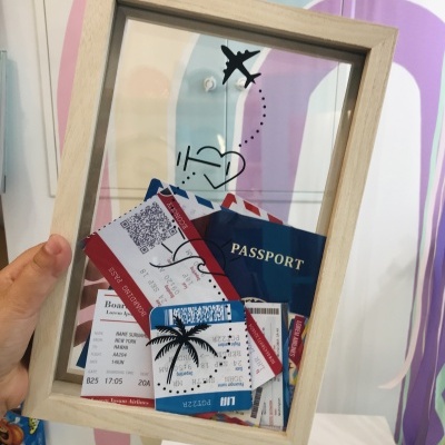 Moldura transparente com passaporte e bilhetes de avião dentro