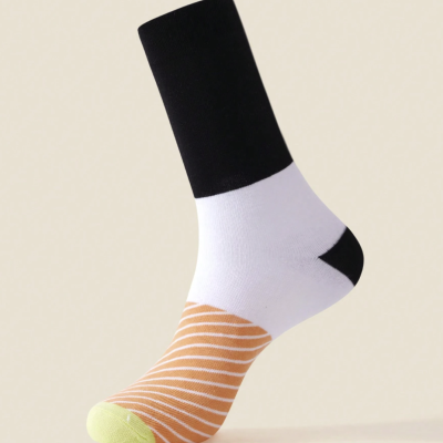 Meia colorida com preto, branco, riscas castanhas e brancas, e ponta amarela clara