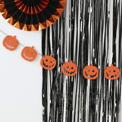 Guirlanda de abóboras e decoração preta e laranja de Halloween