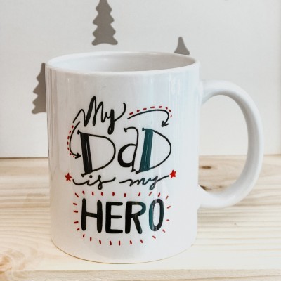 Caneca branca com texto 'My Dad is my HERO'
