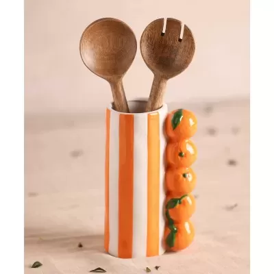 Utensílios de cozinha em madeira dentro de suporte cerâmico listrado de branco e laranja com tangerinas em relevo.