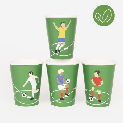 Quatro copos verdes de papel com jogadores de futebol desenhados, fundo branco.