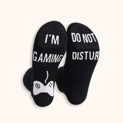 Meias pretas com texto branco e desenho de comando de videojogo