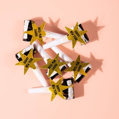 Apitos de festa com estrelas amarelas e texto Happy New Year sobre fundo rosa