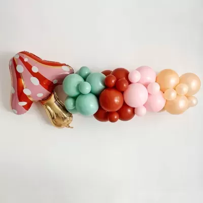 Balões decorativos coloridos e metalizados organizados horizontalmente