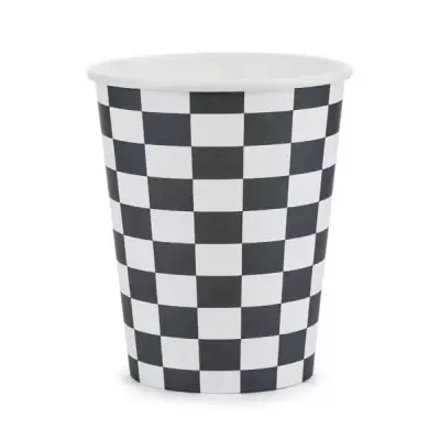 Copo descartável de papel com padrão xadrez preto e branco.