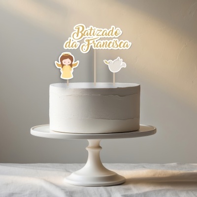 Bolo branco com toppers de batizado em suporte branco
