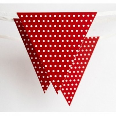 Bandeirinhas vermelhas com bolinhas brancas em tecido penduradas