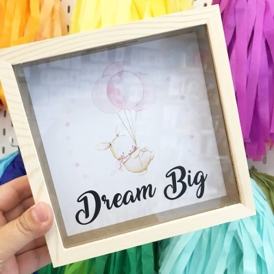 Quadrado decorativo de madeira com ilustração de coelho e texto Dream Big