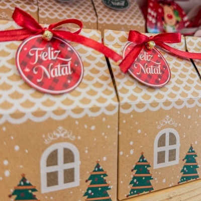 Caixas de embalagem de papel com decoração natalícia e etiquetas FELIZ NATAL