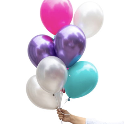 Grupo de nove balões coloridos brilhantes segurados por uma mão