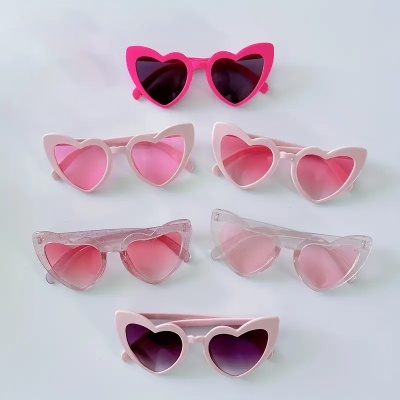 Seis óculos de sol coração em cores rosa e transparente sobre fundo branco