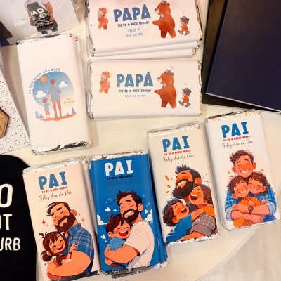 Barras de chocolate com desenhos de pais e filhos e mensagens de Feliz dia do Pai em português
