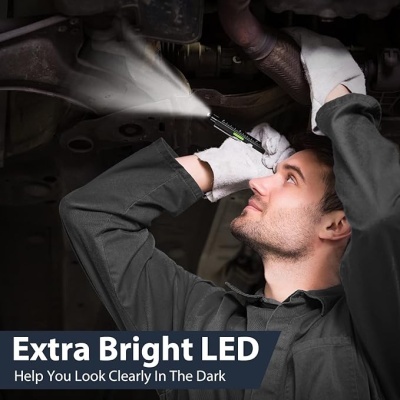 Homem a usar mini lanterna LED para inspeção de veículo