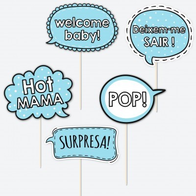 Plaquinhas de festa azuis com textos em inglês e português, formato de balões de diálogo.