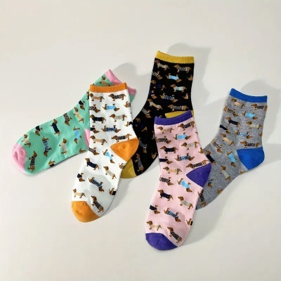 Cinco pares de meias coloridas com padrão de cães em fundo branco